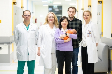 Gydytojai su tėvais ir Žemyna
